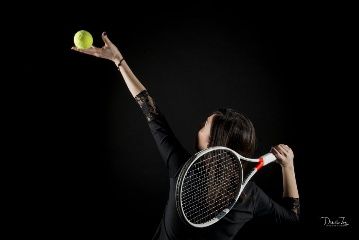 Девушка с ракеткой для тенниса