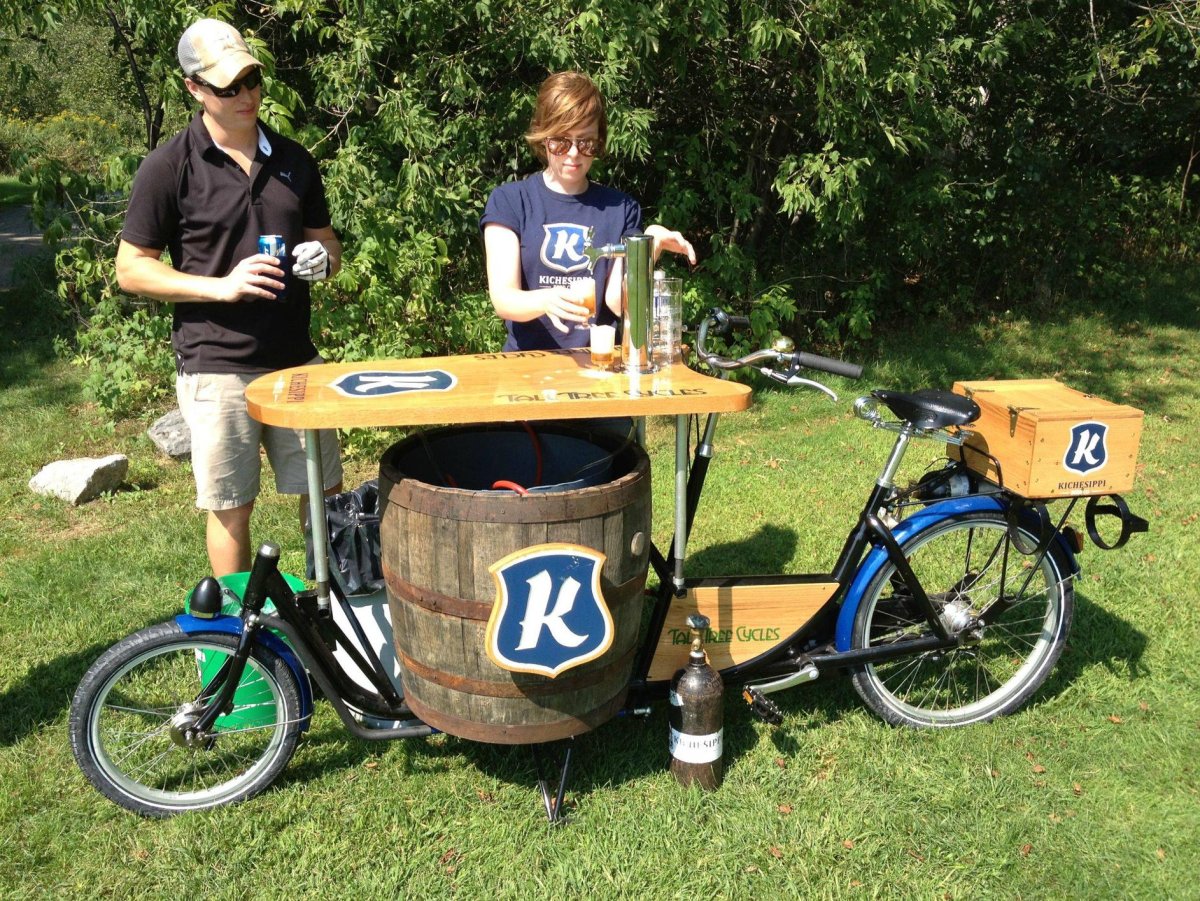 Велосипед с тележкой. Пивной велосипед. Уличный велосипед. Beer Bike велосипед. Велосипед с пивом.