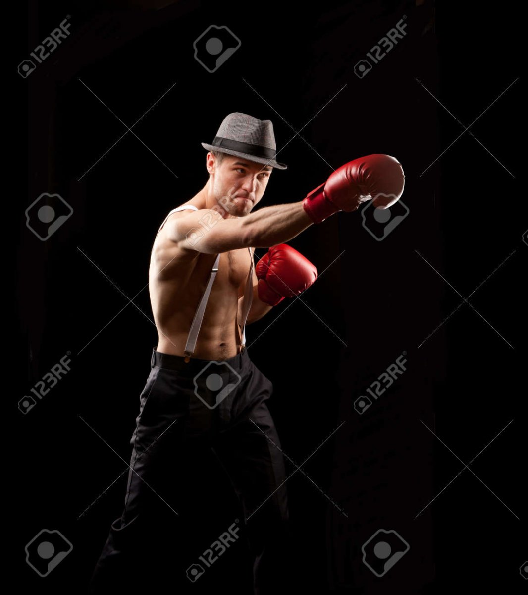 Человек в шляпе боксер