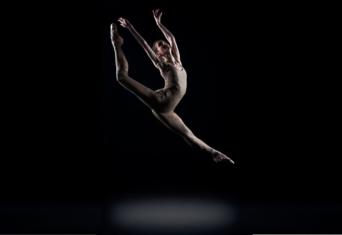 Балерина на темном фоне