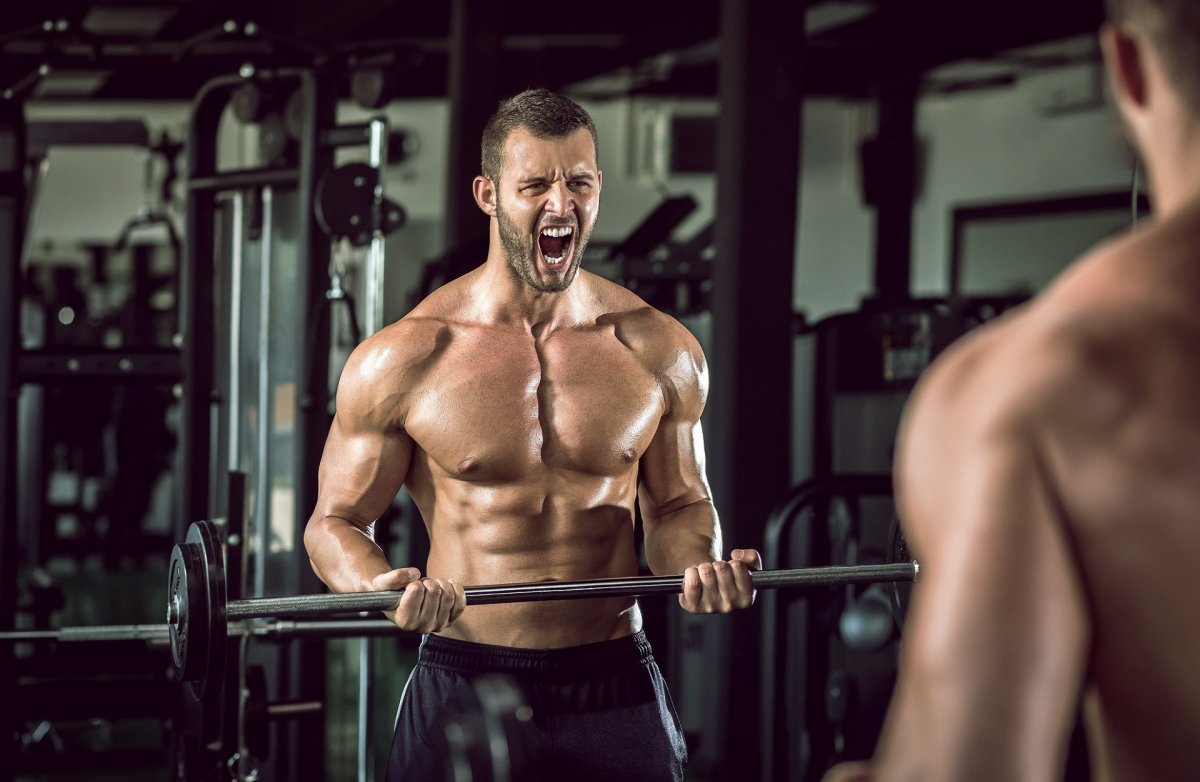 Мужчина в тренажерном зале