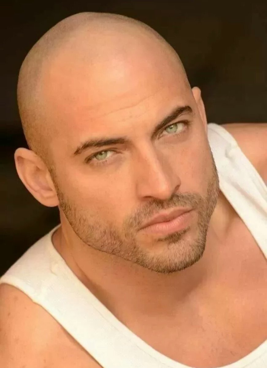 Лысый мужчина