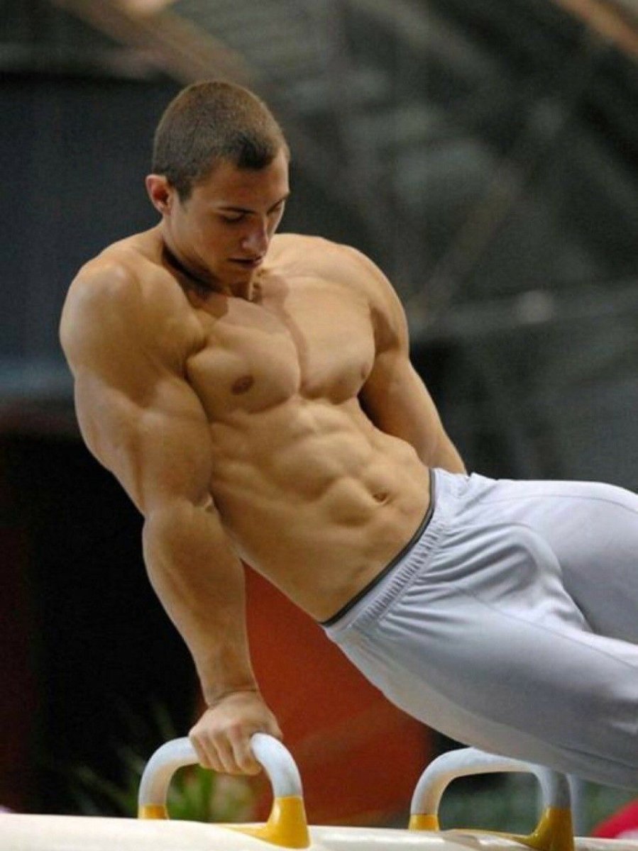 Спортивные гимнасты