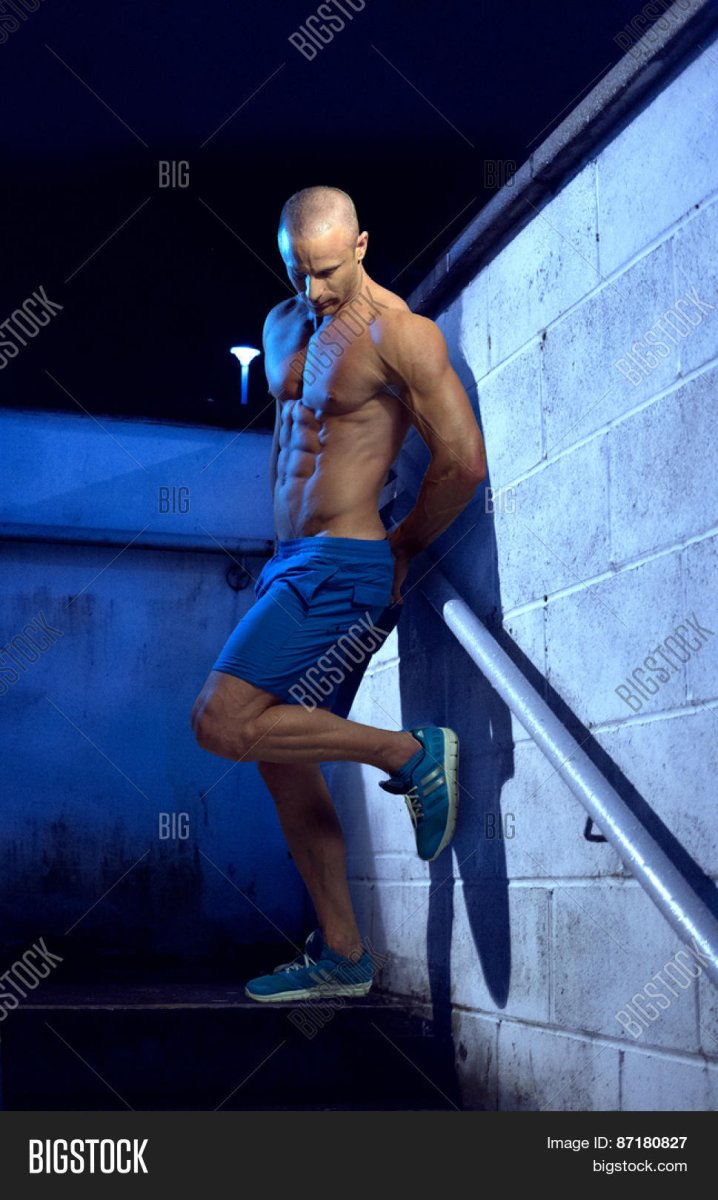 Спортсмен облокотился