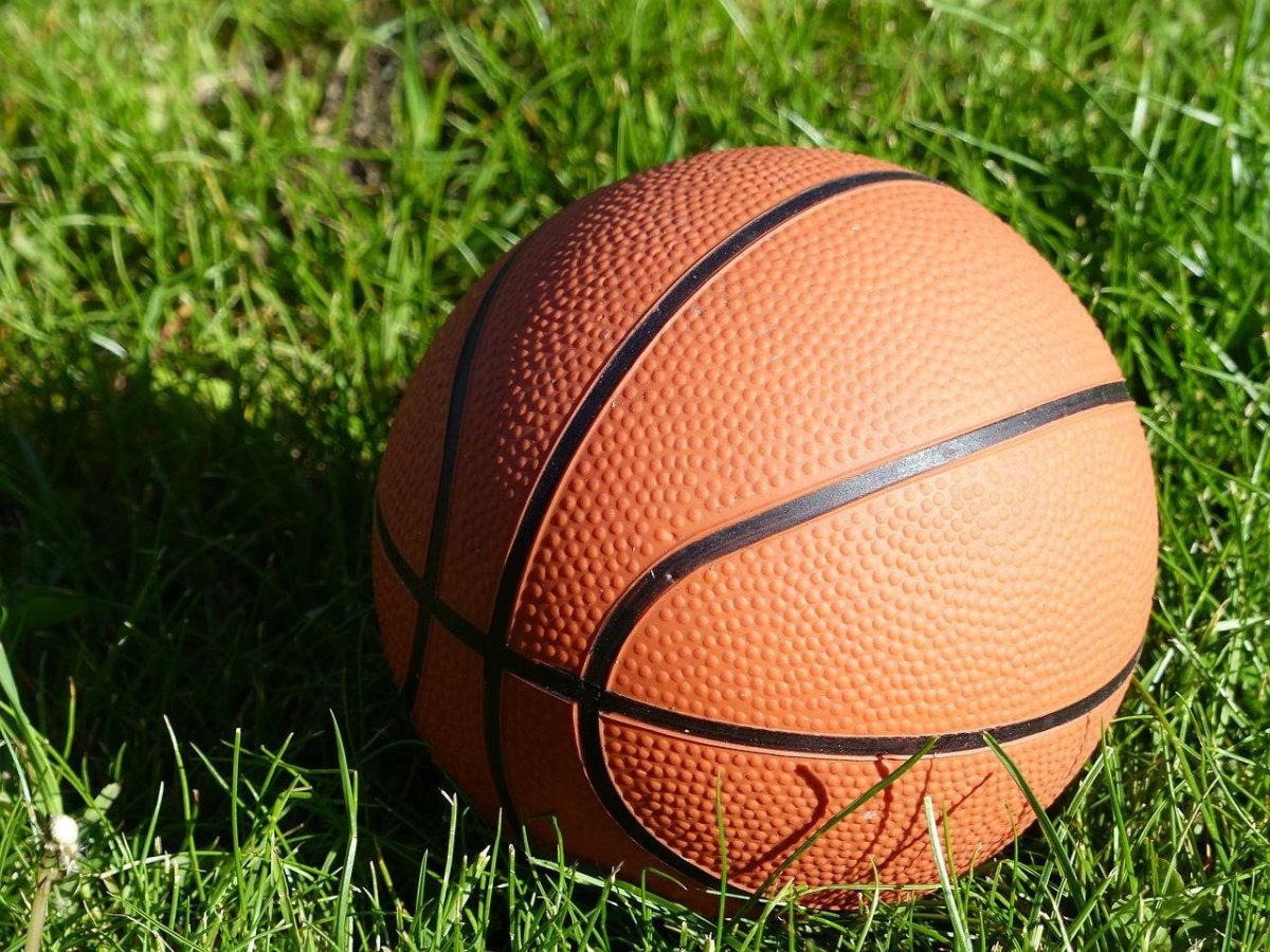 Старый баскетбольный мяч