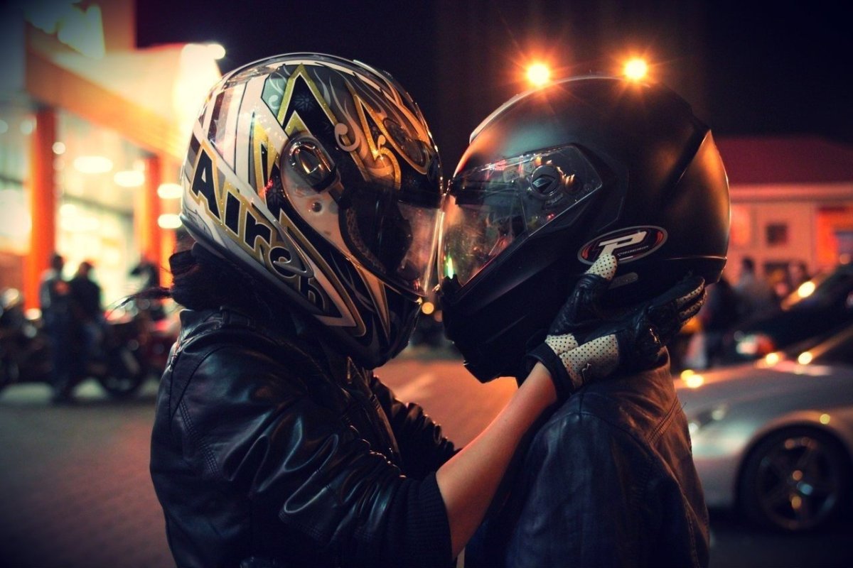 Пара на мотоцикле в шлеме