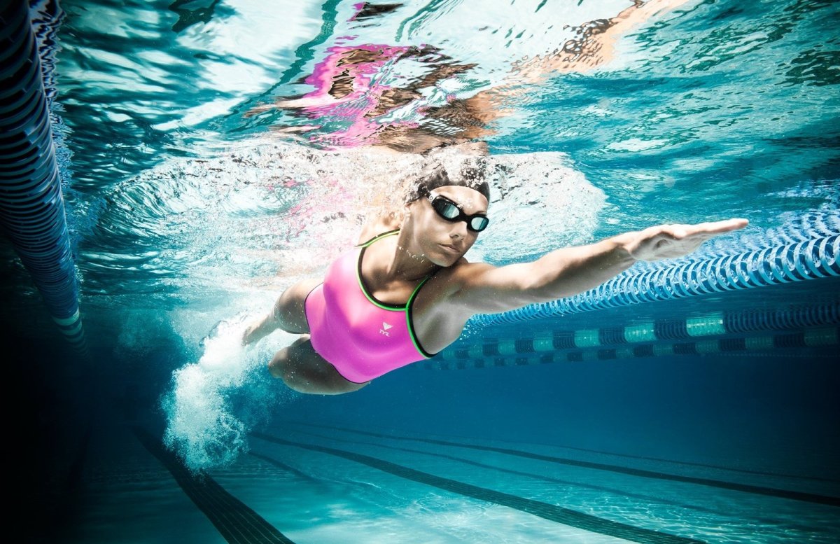 Девушка в спортивном бассейне