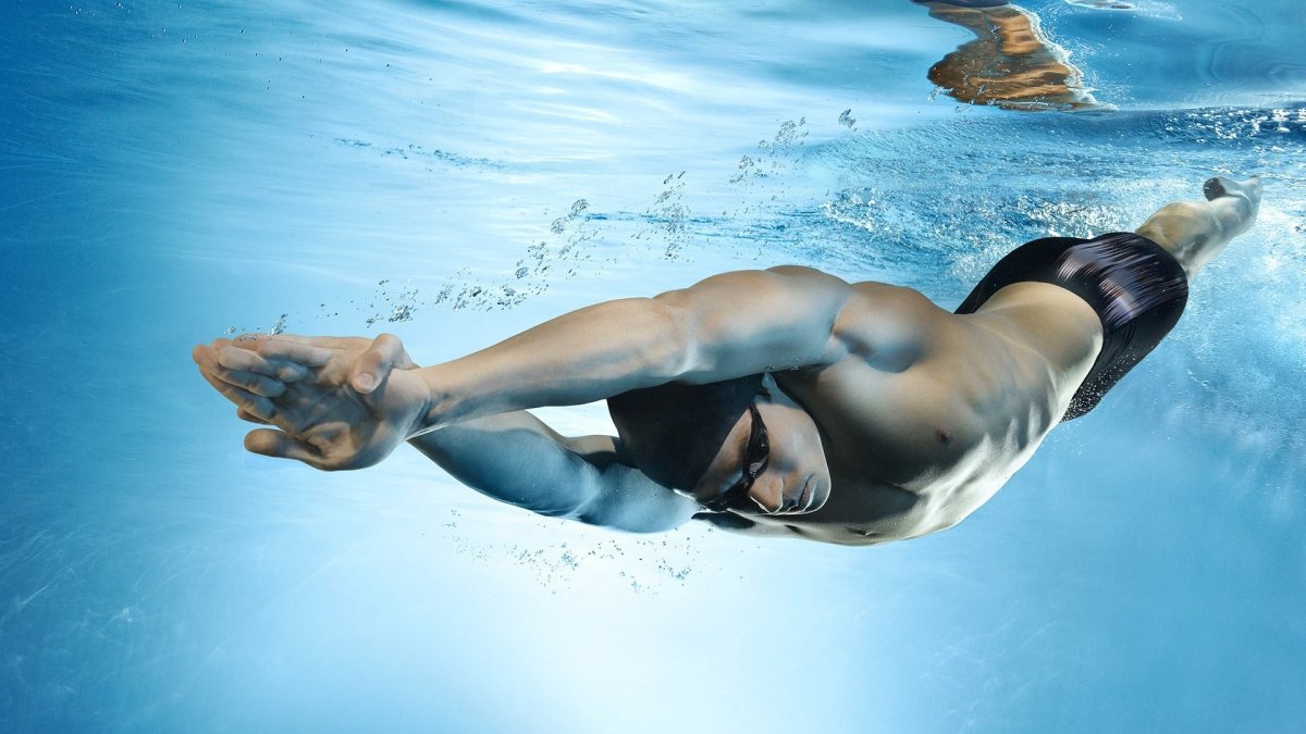 Пловец под водой