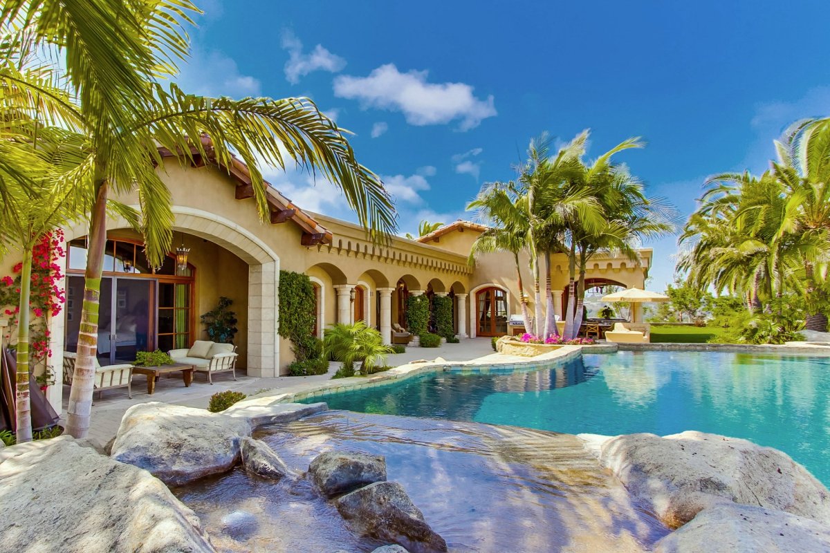 Красивый дом с пальмами