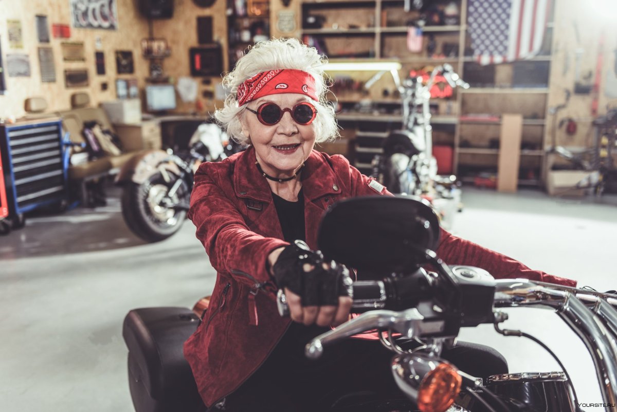 Крутая бабушка на мотоцикле