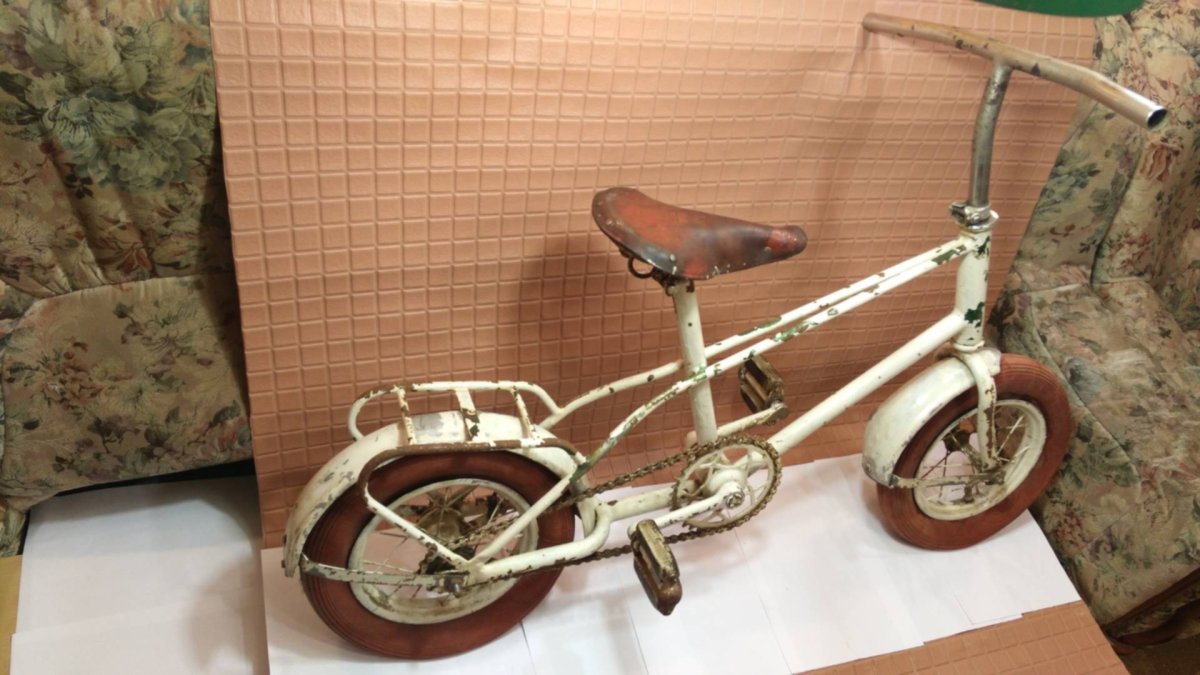 Старинный детский велосипед