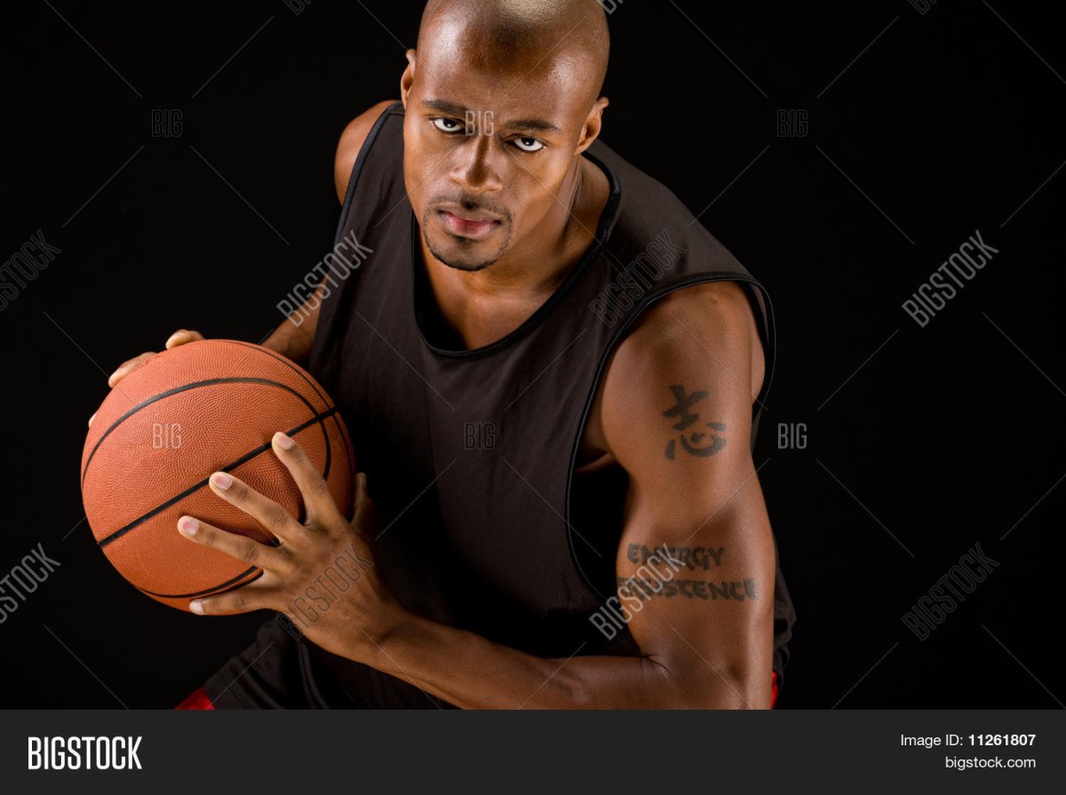 Баскетболист с сережкой