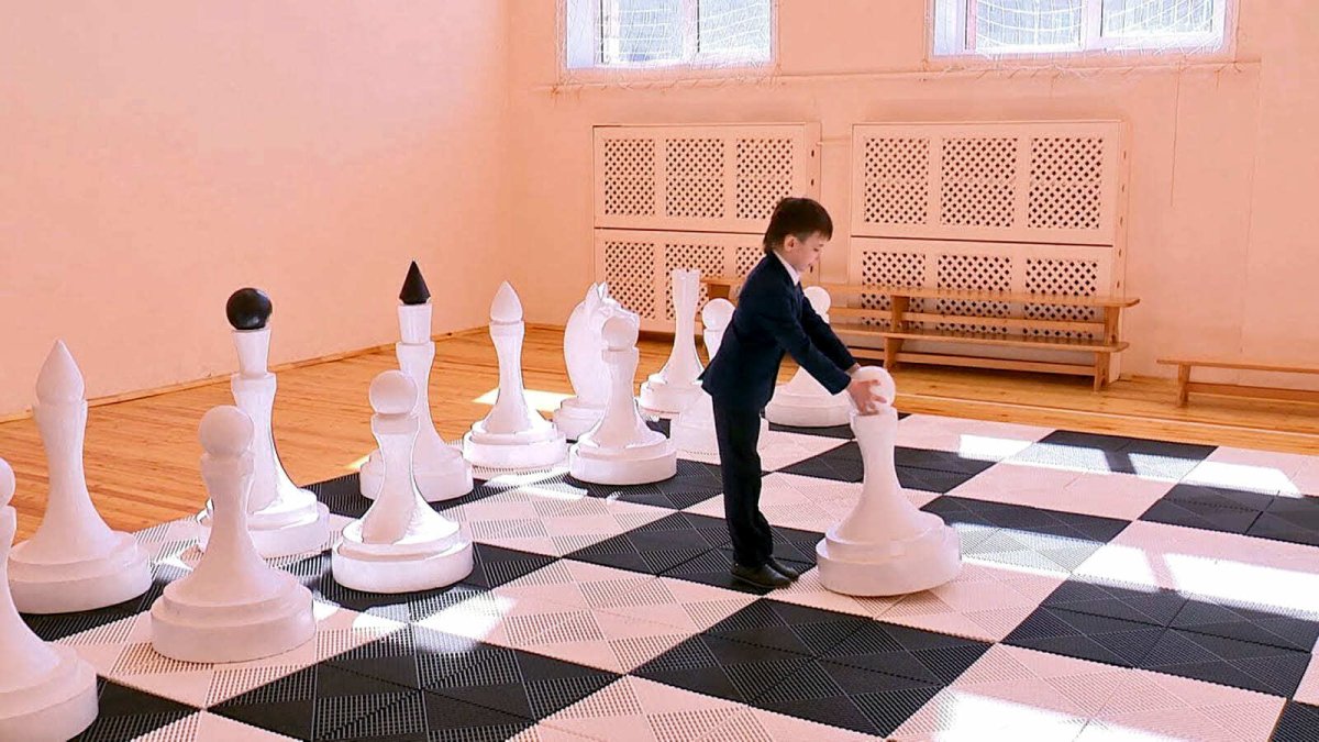 Шахматы в коридоре школы