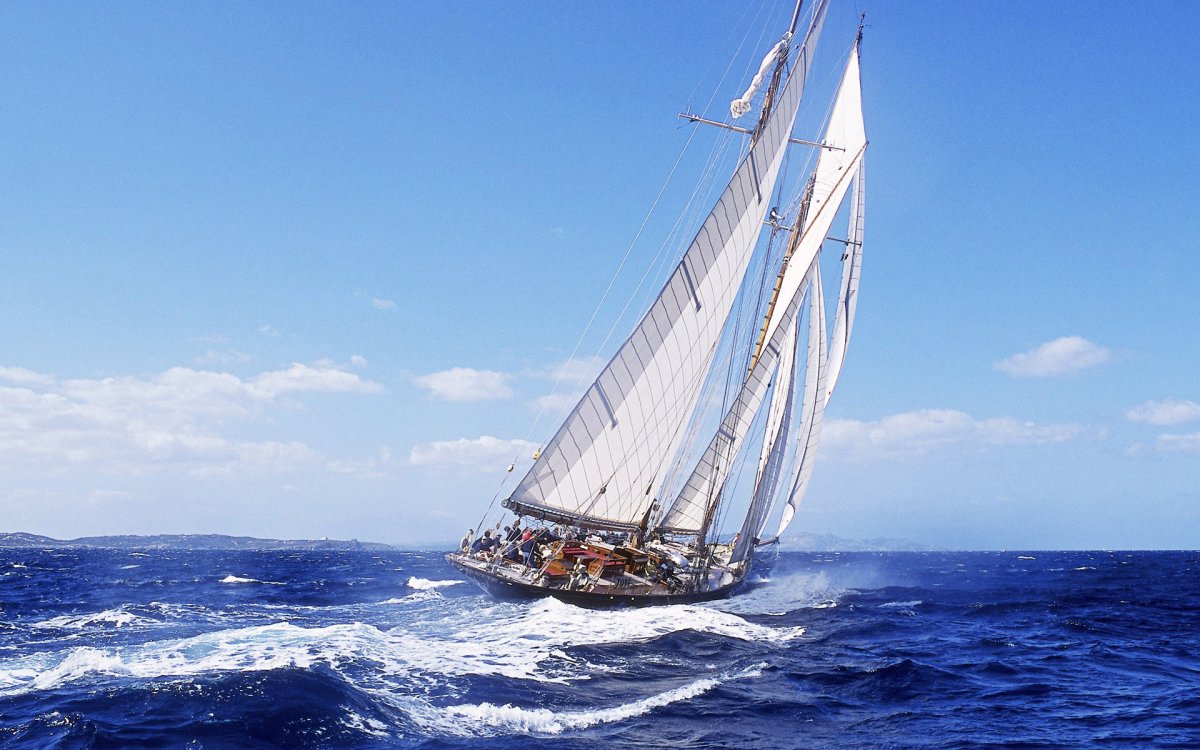 Парусник в море