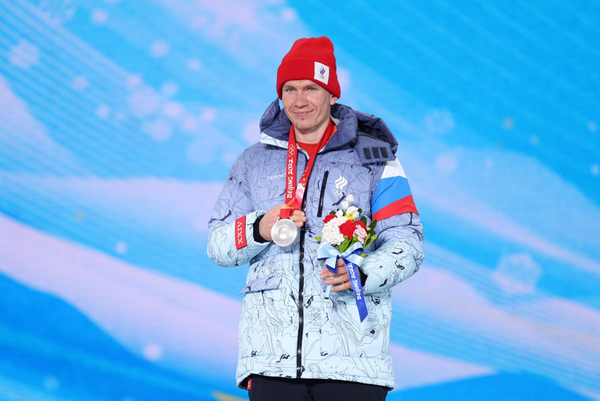 Александр Большунов с олимпийскими медалями 2022