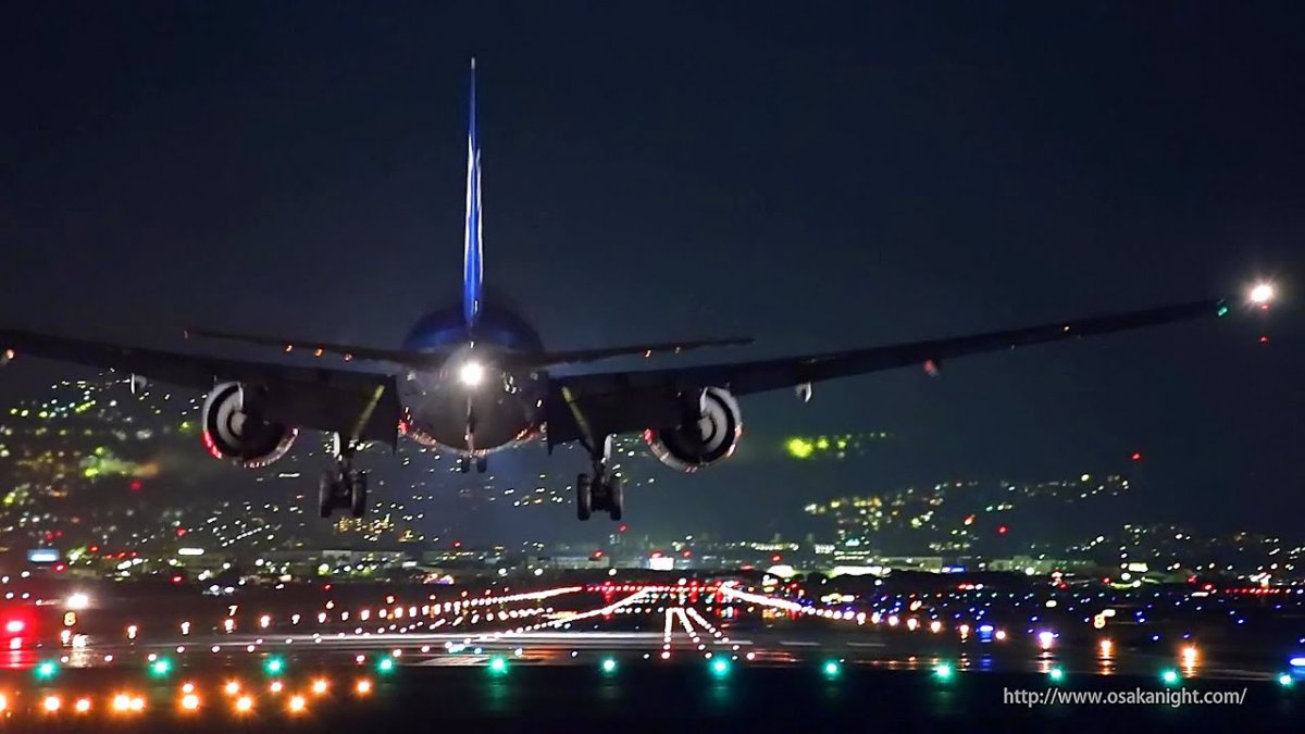 Самолет на взлетной полосе ночью