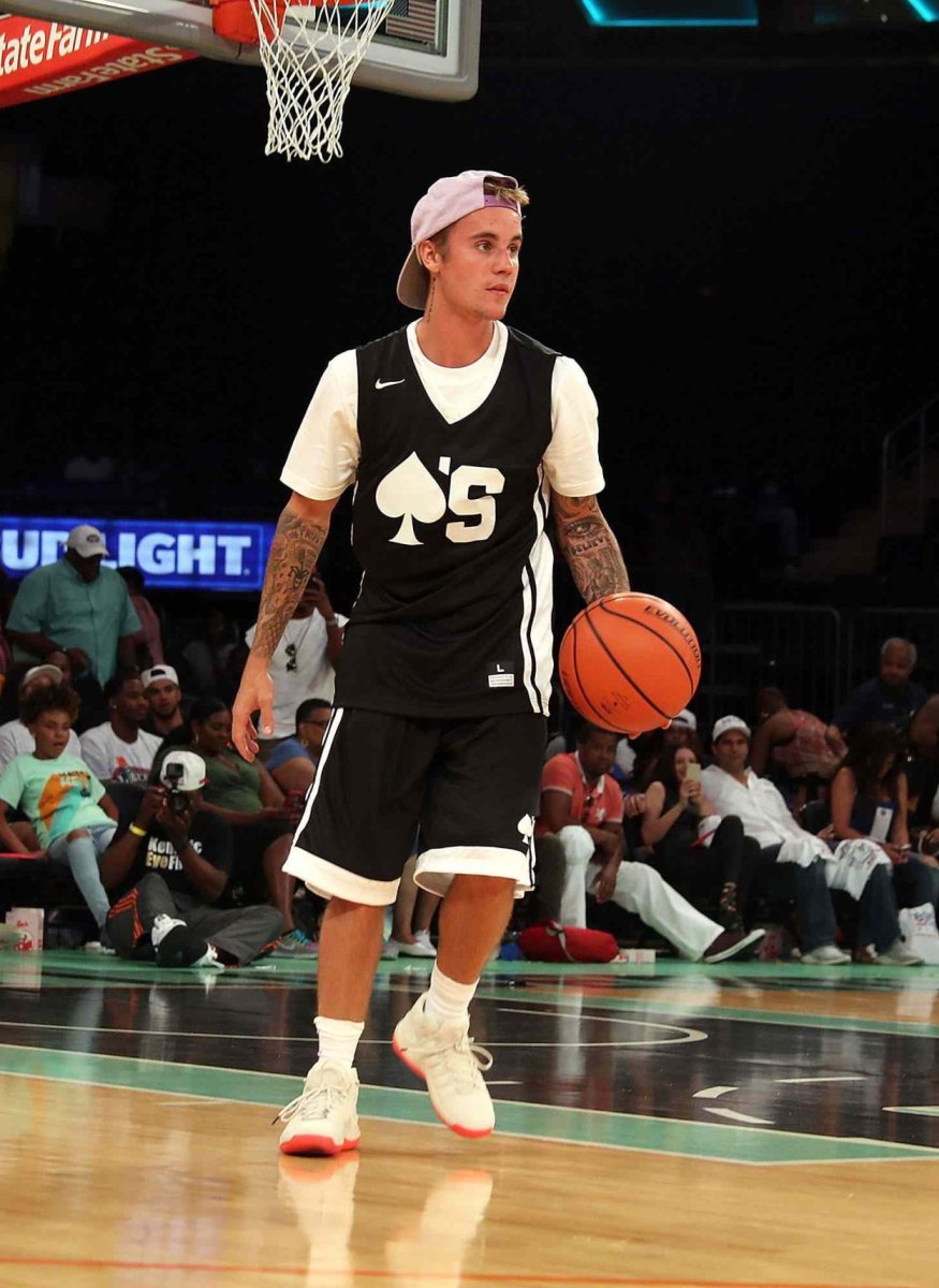 Джастин Бибер играет в баскетбол
