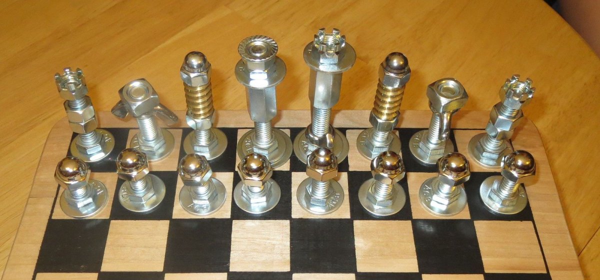 Шахматы из шурупов