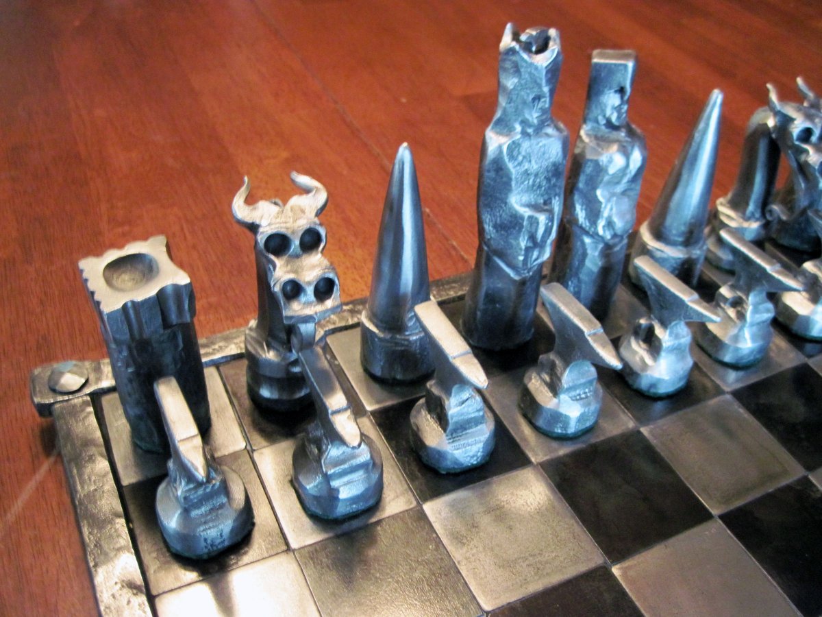 Шахматные фигурки из металла
