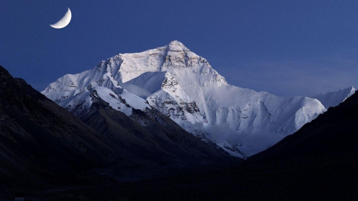 Гималаи Эверест Джомолунгма ночью