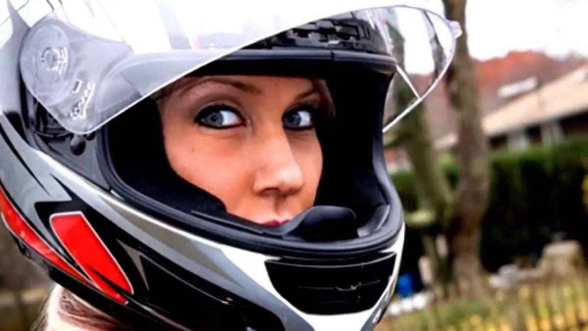 Красивые девушки в мотошлеме