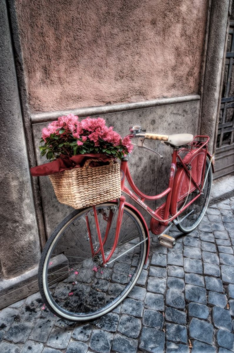 Велосипед с корзинкой с цветами