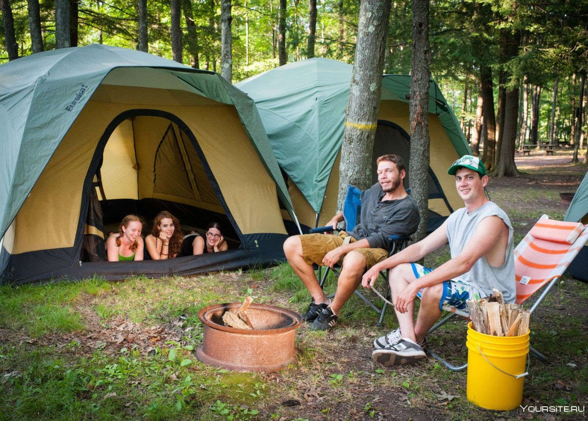 Лагерь на природе с палатками