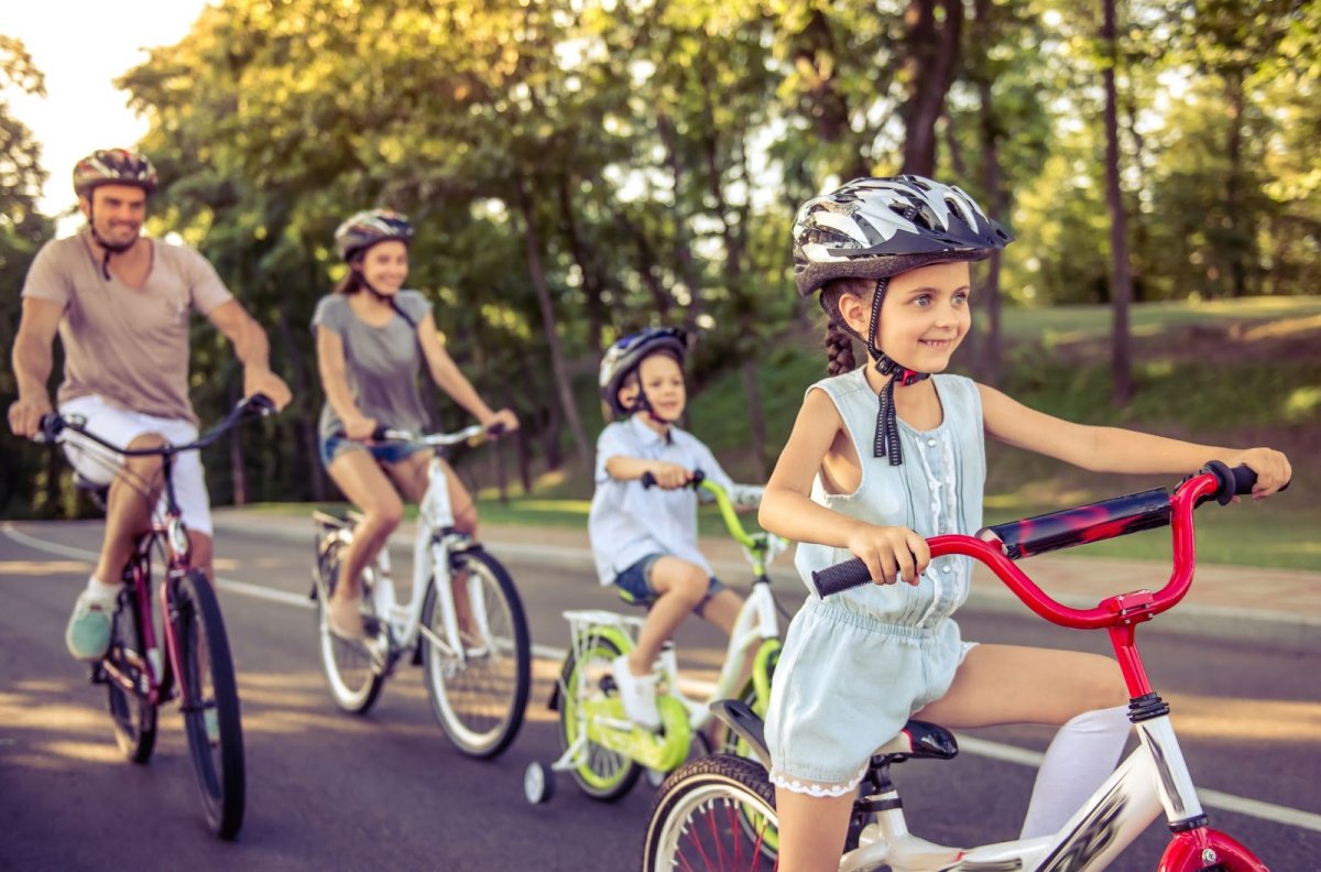Семья с маленькими детьми на велосипедах