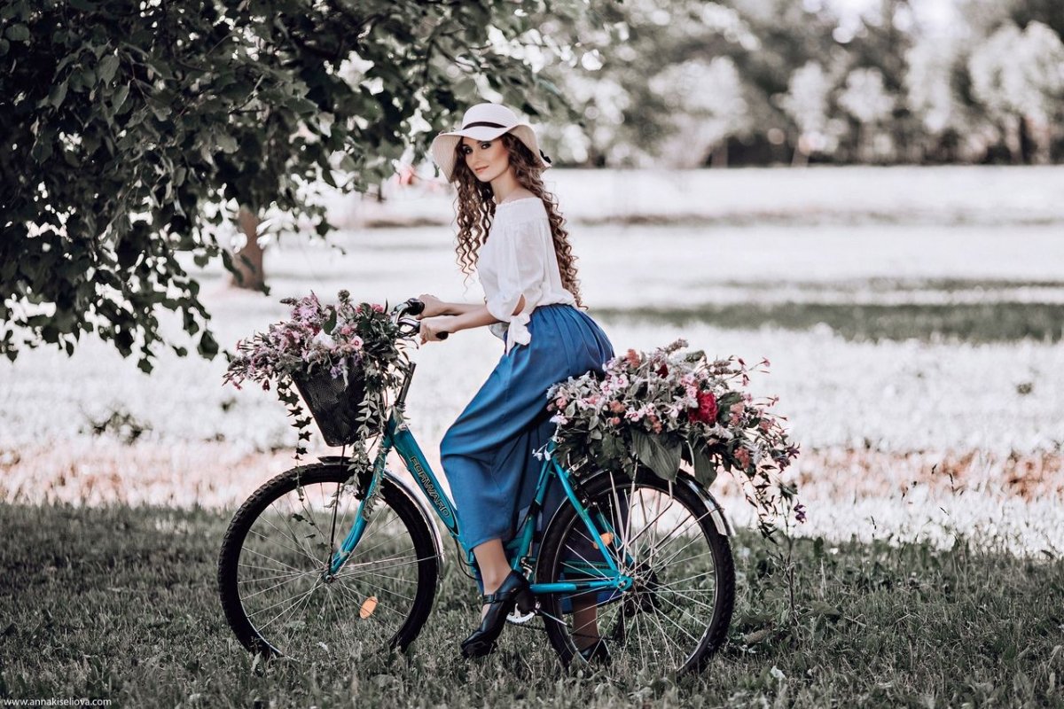 Фотосессия с велосипедом и цветами