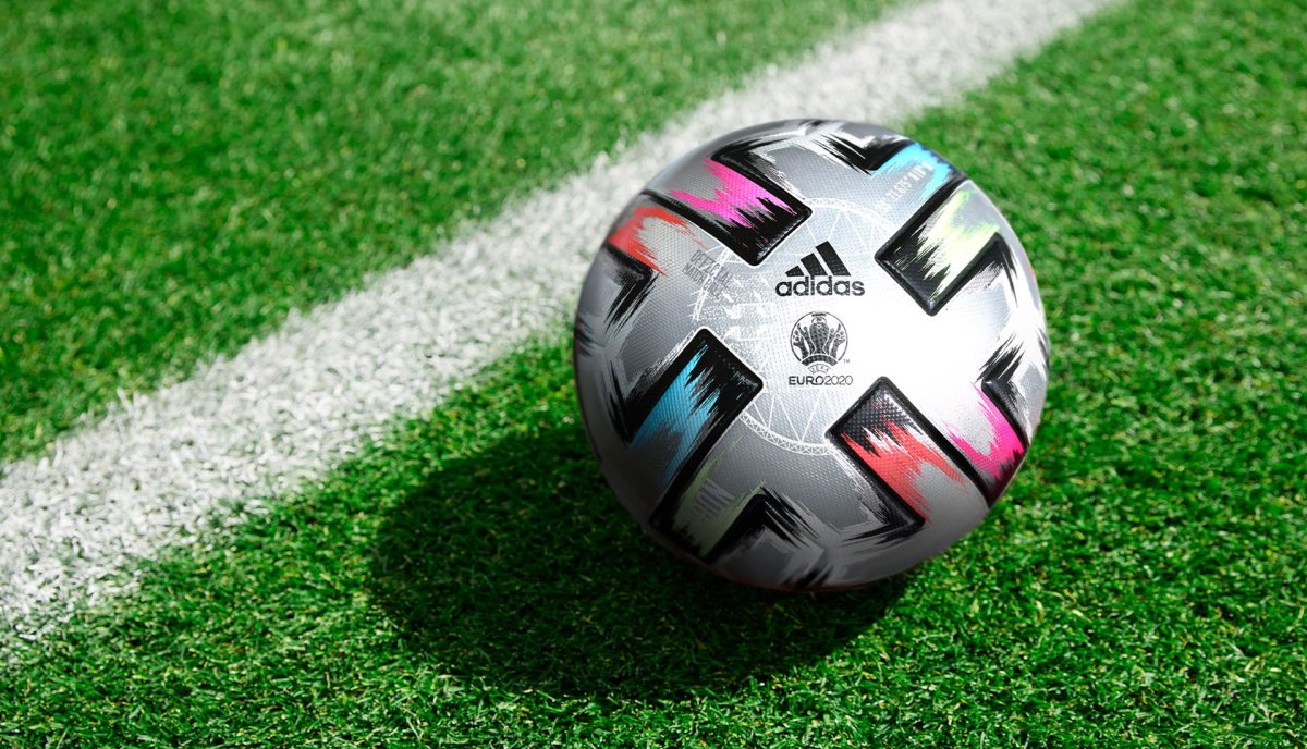 Футбольный мяч adidas uniforia Finale