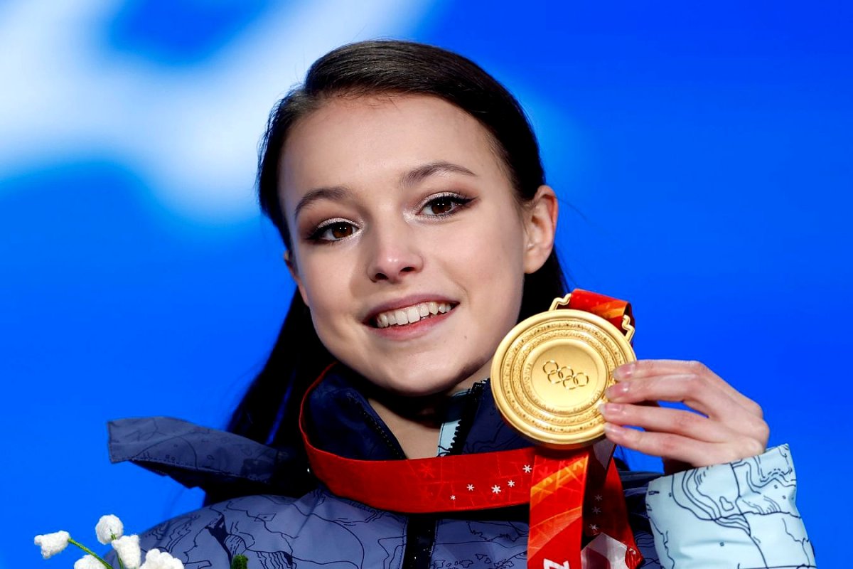 Анна Щербакова с медалью 2022