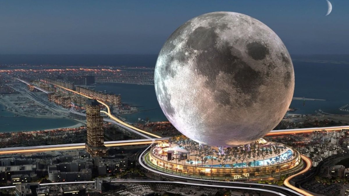 Здание в форме Луны в Дубае