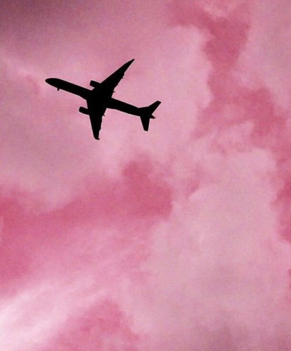 Самолет в розовом небе