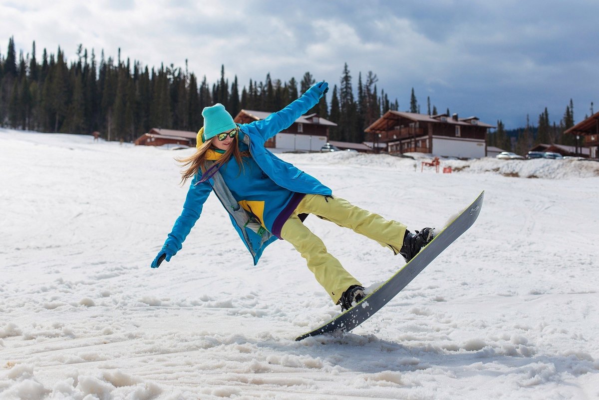 Девушка катается на сноуборде