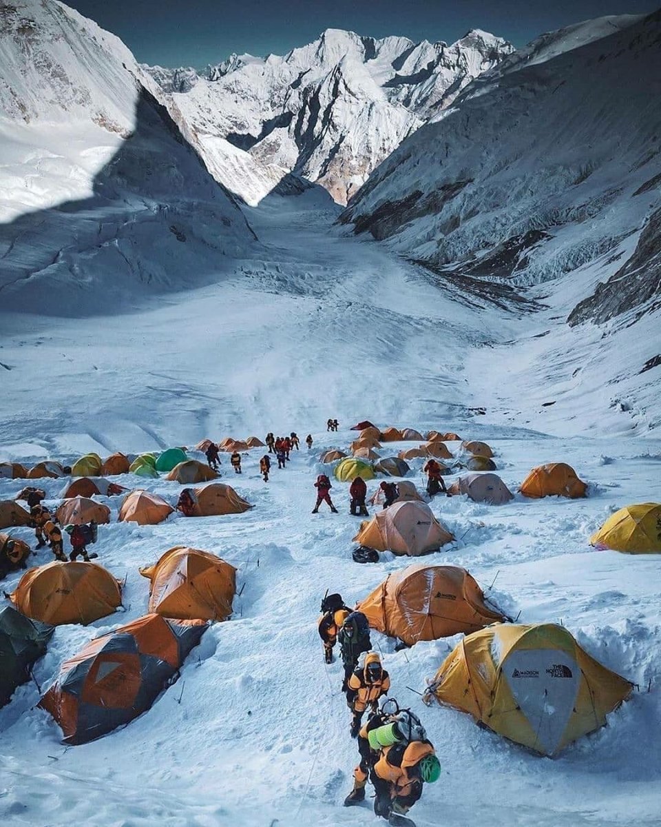 Джомолунгма (Эверест) - высочайшая вершина земли.
