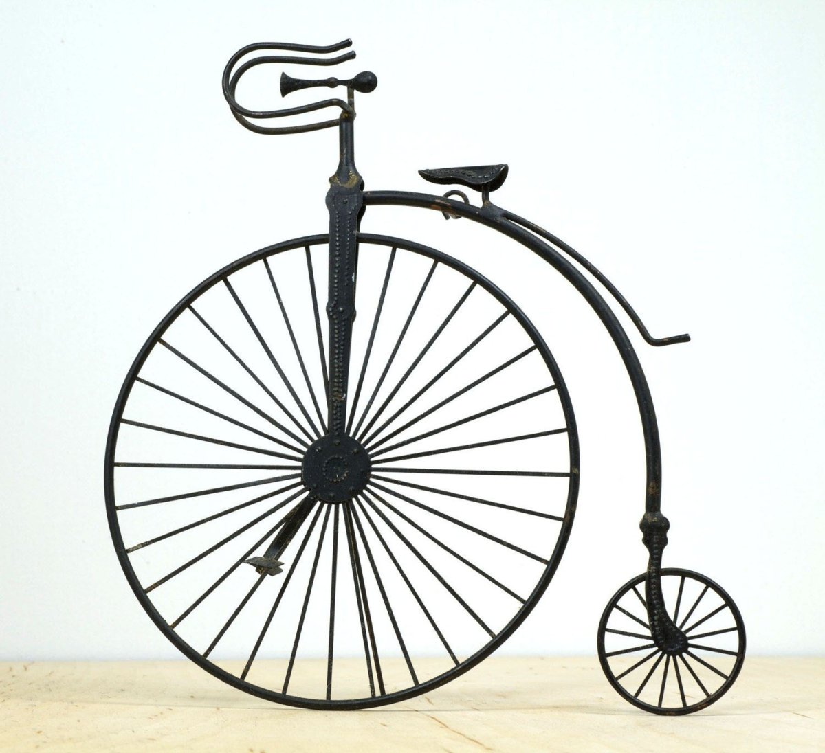 Винтажный велосипед с большим колесом