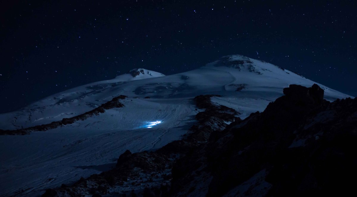 Гора Эльбрус ночью