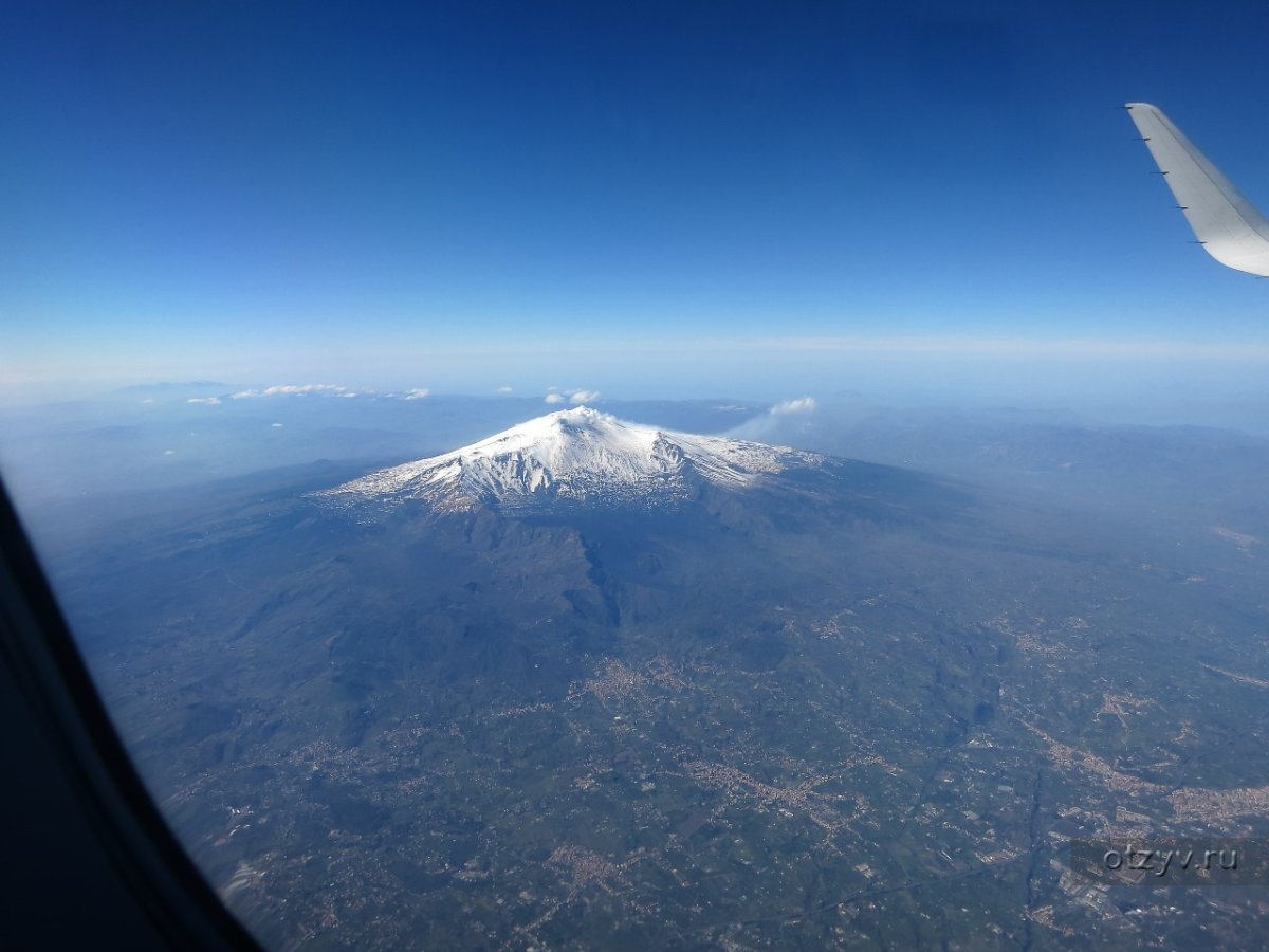 Вулкан Килиманджаро с самолета