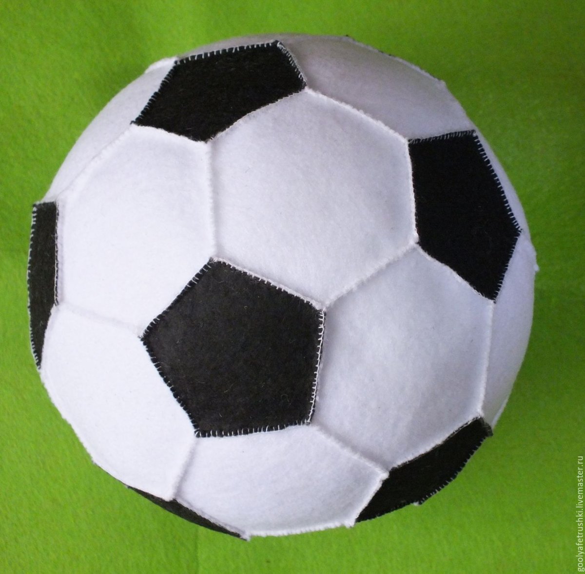 Футбольный мяч из фетра