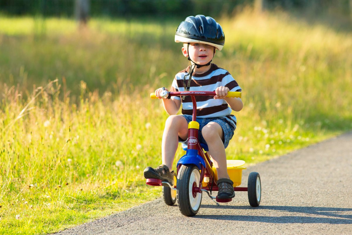 Ребенок на трехколесном велосипеде