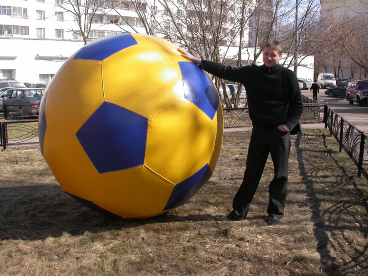 Огромный футбольный мяч