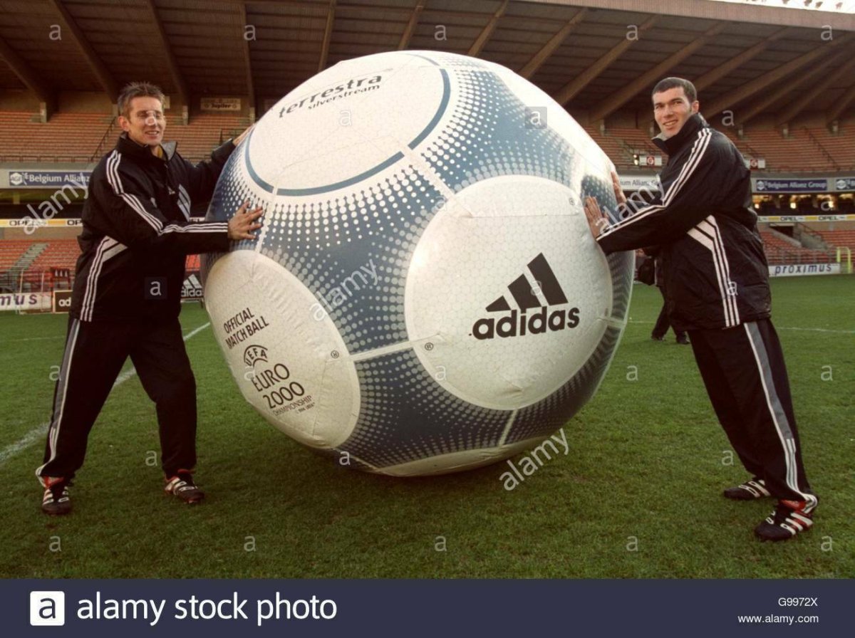 Футбольный мяч adidas Euro 2000