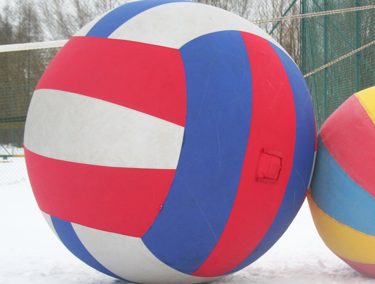 Волейбол гигантским мячом