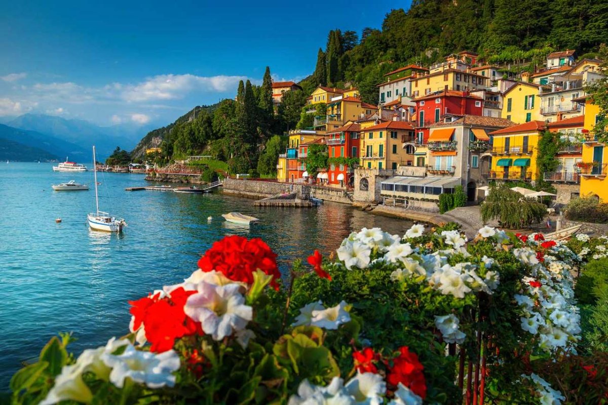 Италия Варенна Комо цветы