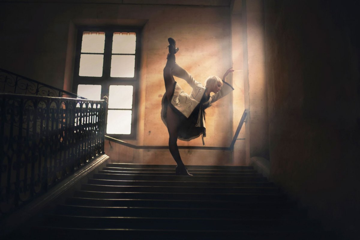 Балерина на лестнице