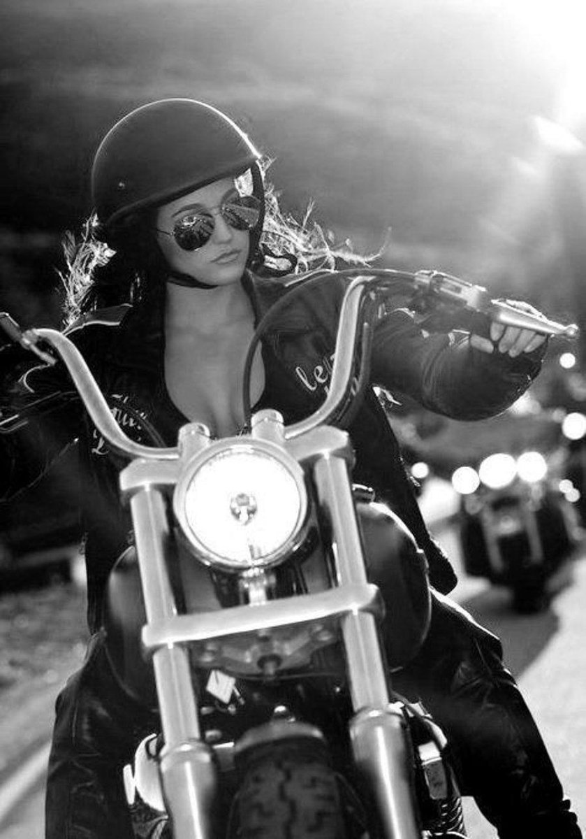 Моника Беллуччи на мотоцикле