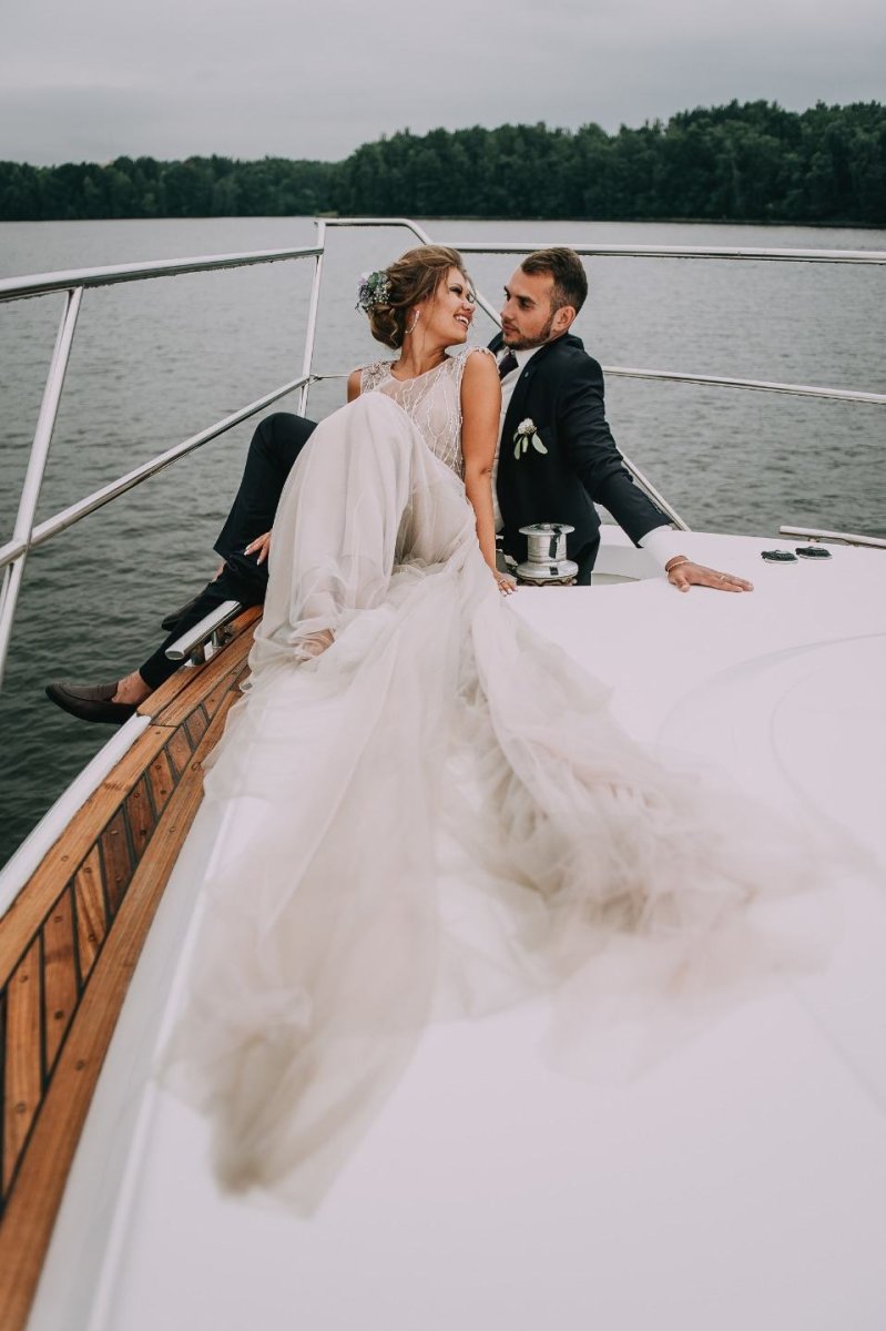 Фотосессия на яхте в свадебном платье