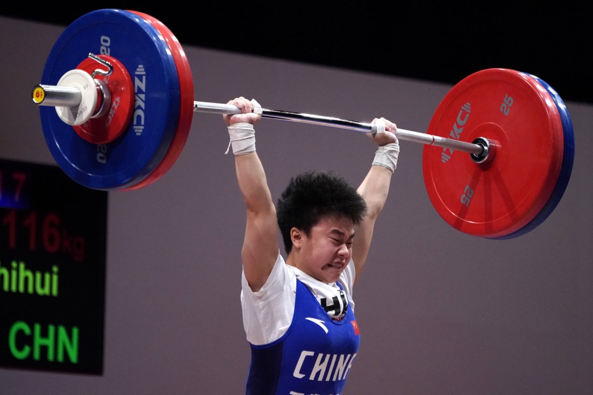 Китайская Олимпийская чемпионка в тяжелой атлетике