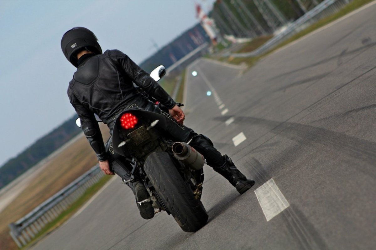 Мотоциклист в шлеме со спины