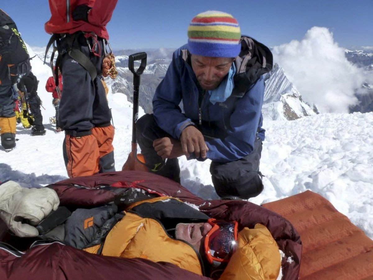 Мертвые альпинисты на Эвересте